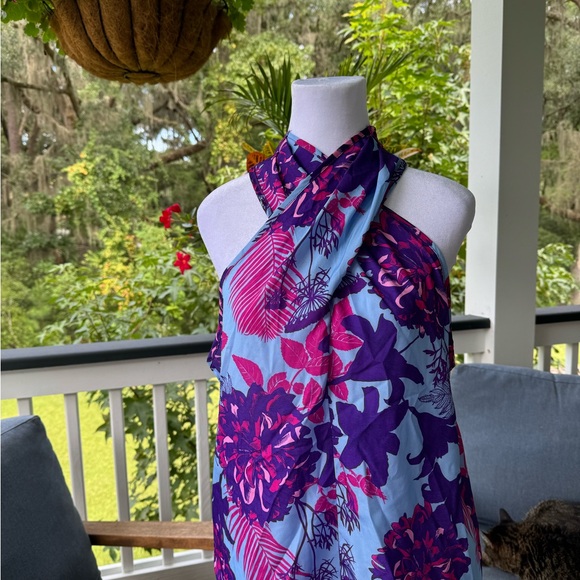 SHEIN Tops - Beautiful top from SHEIN with bow at back of neck